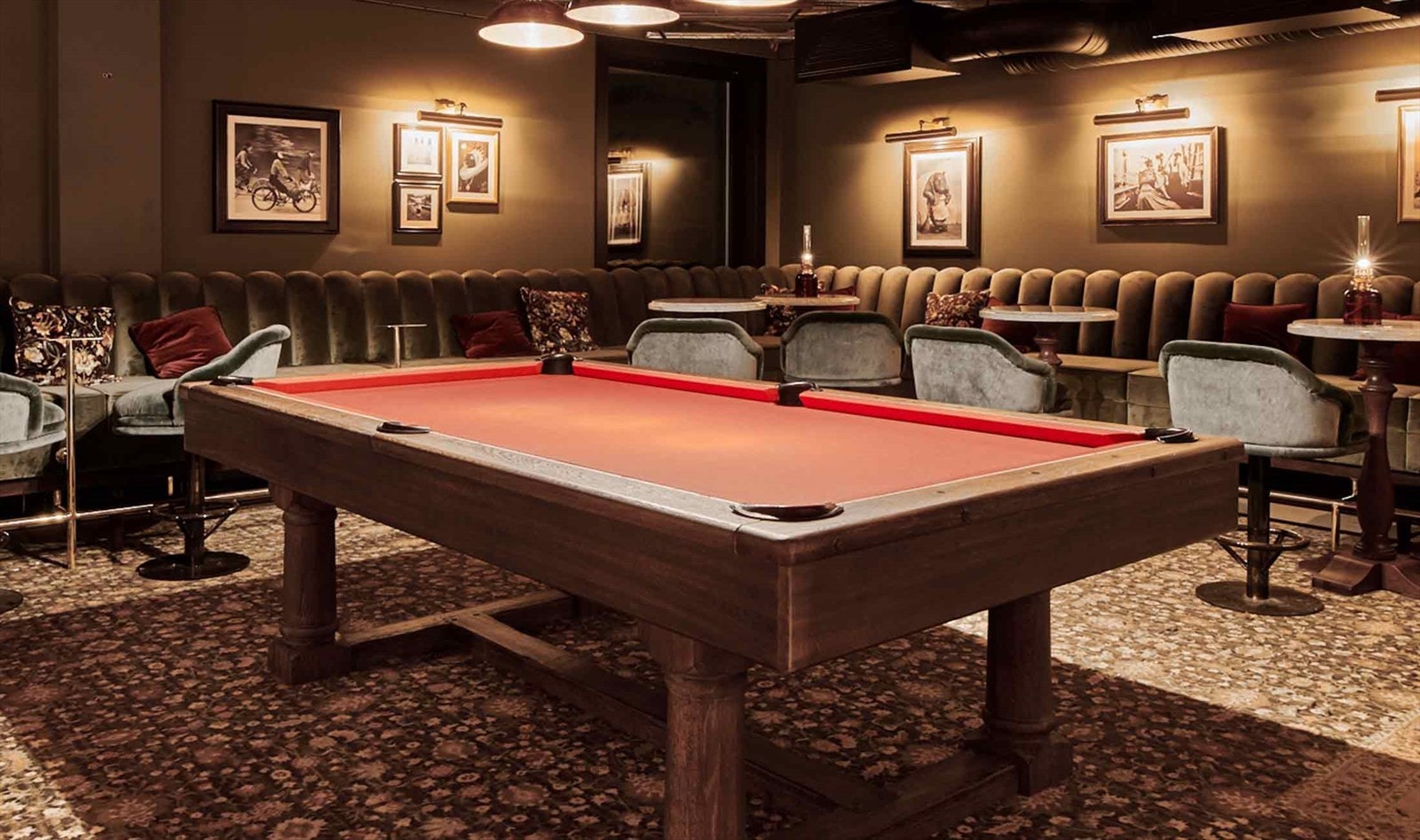 - "På Fýri har vi en Pool Club på 1000 kvm. Her fokuserer vi på god mat og avslappende musikk i et delikat miljø, med bassenger og solsenger, spennende restauranter og en playground med shuffleboard, biljard og bar" - Galleribilde