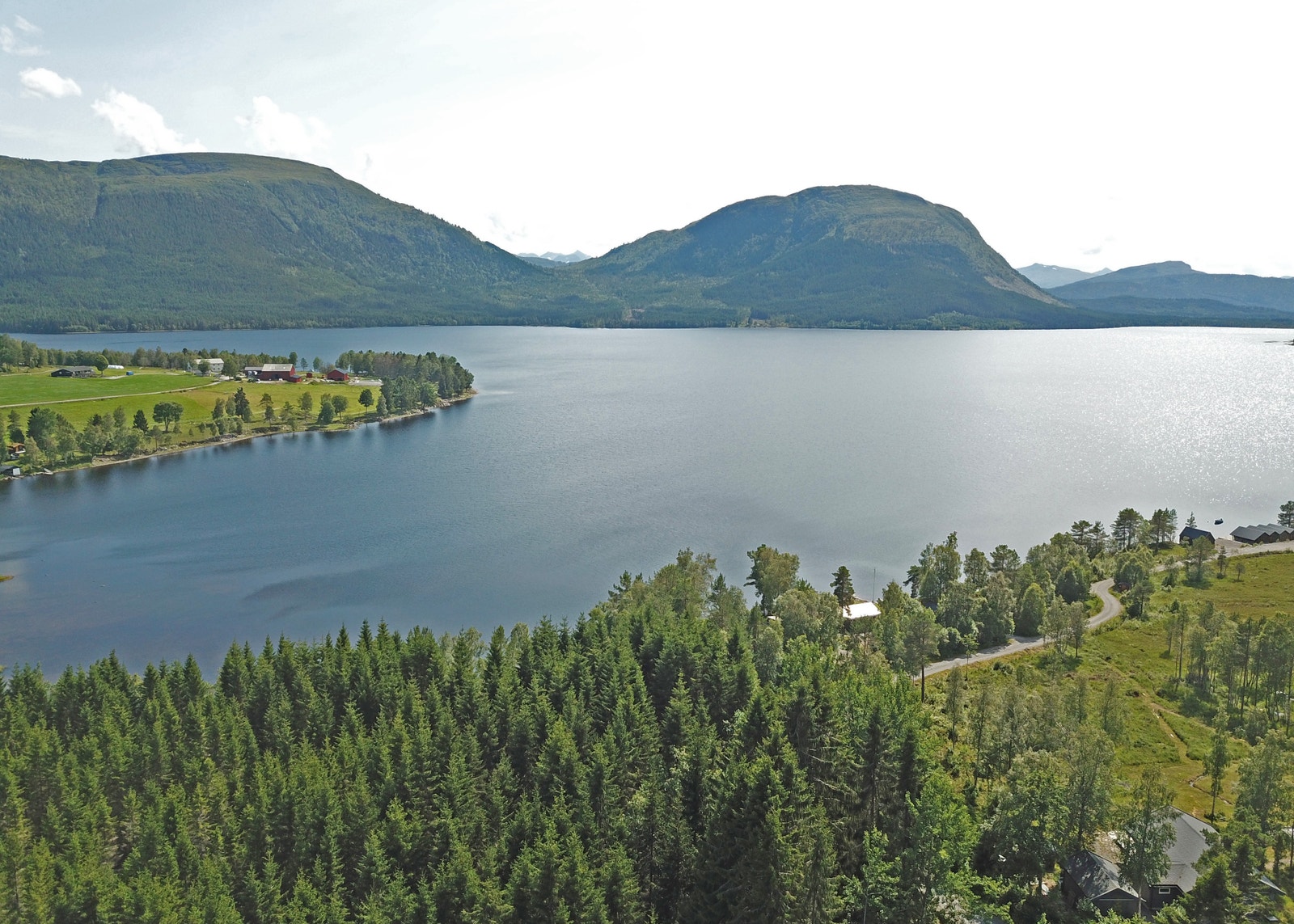 Dronefoto med utsikt over Fosterlågen Galleribilde