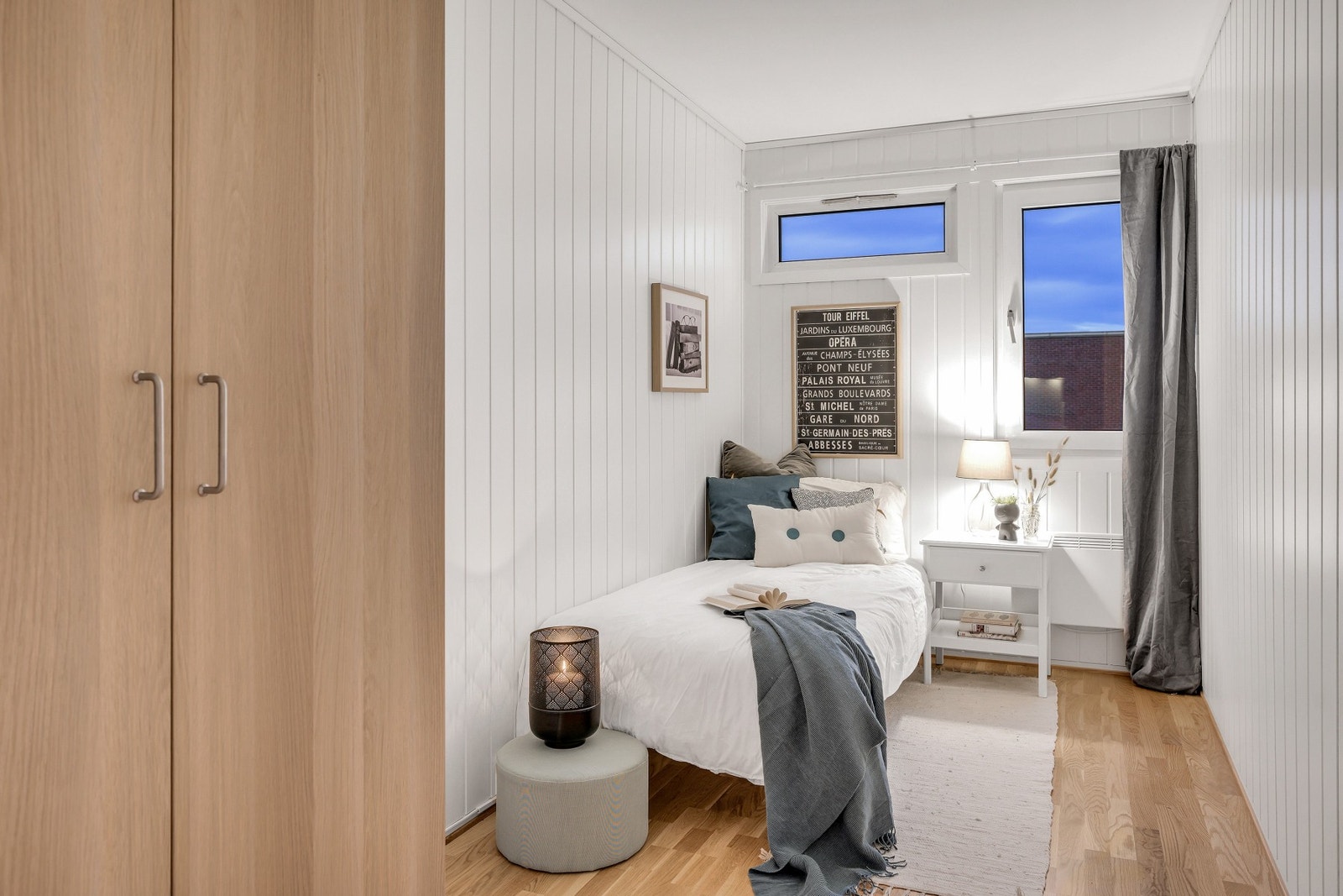 Gjesterom med god plass for seng, eventuelt hjemmekontor. Galleribilde