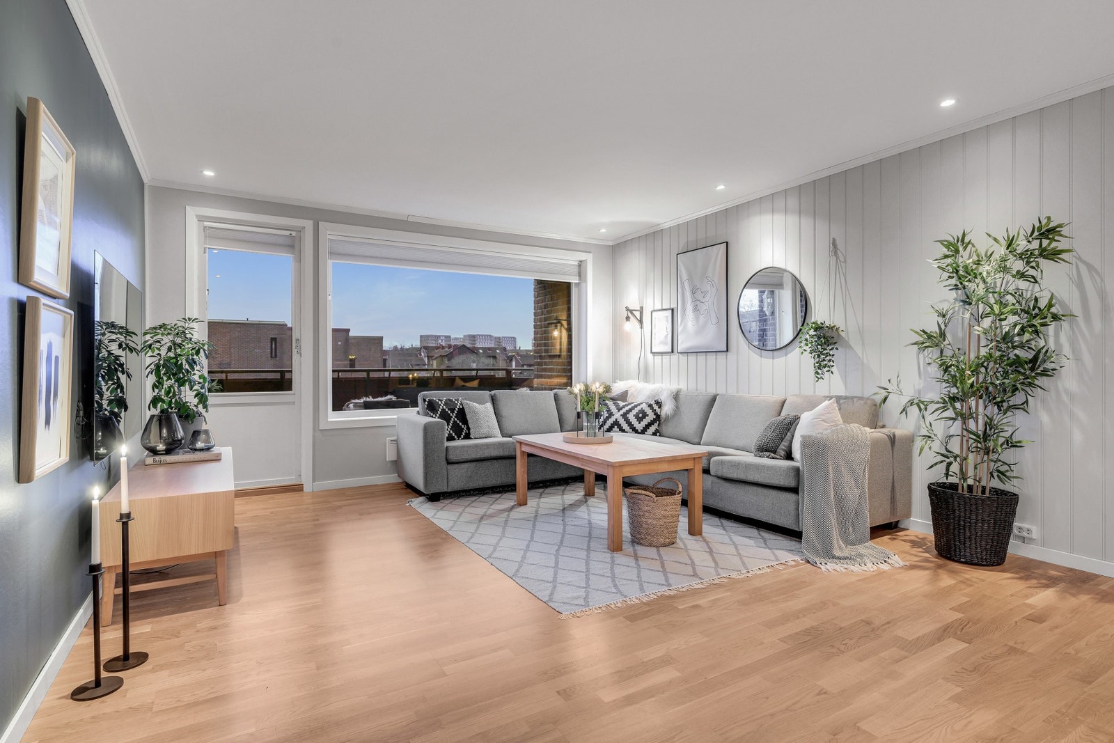 Lys og romslig stue med store vindusflater gir godt med naturlig lysinnslipp. Galleribilde