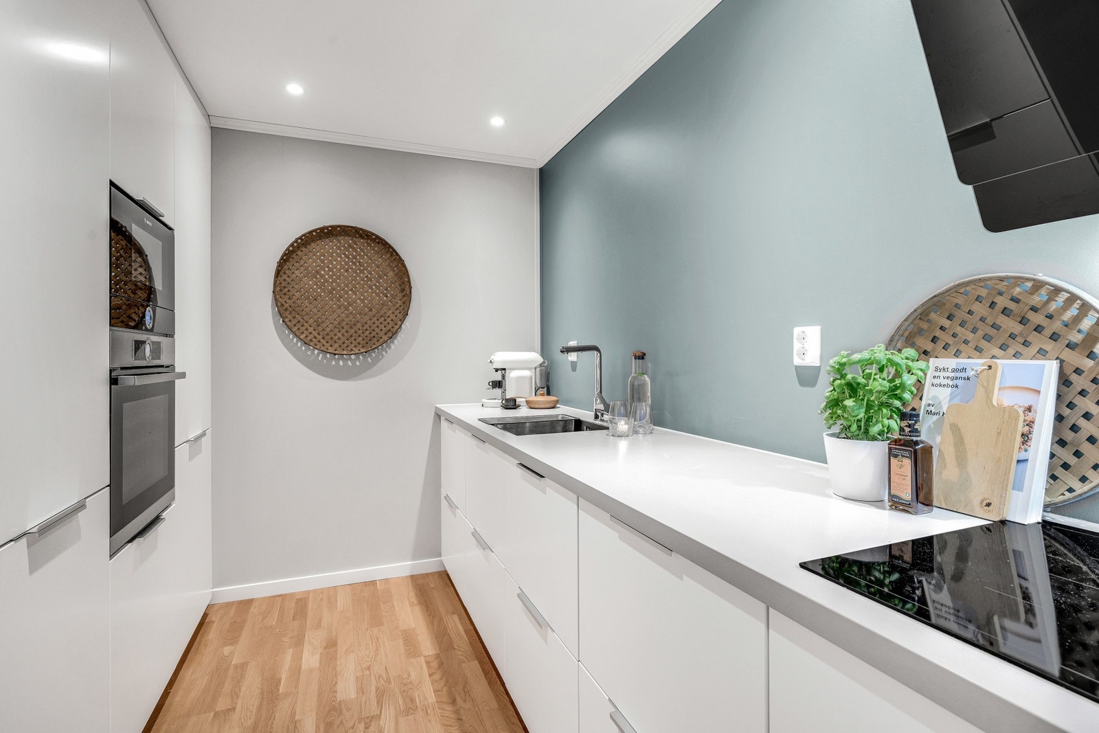 Lekkert kjøkken fra 2017. Med god skap- og benkeplass. Galleribilde