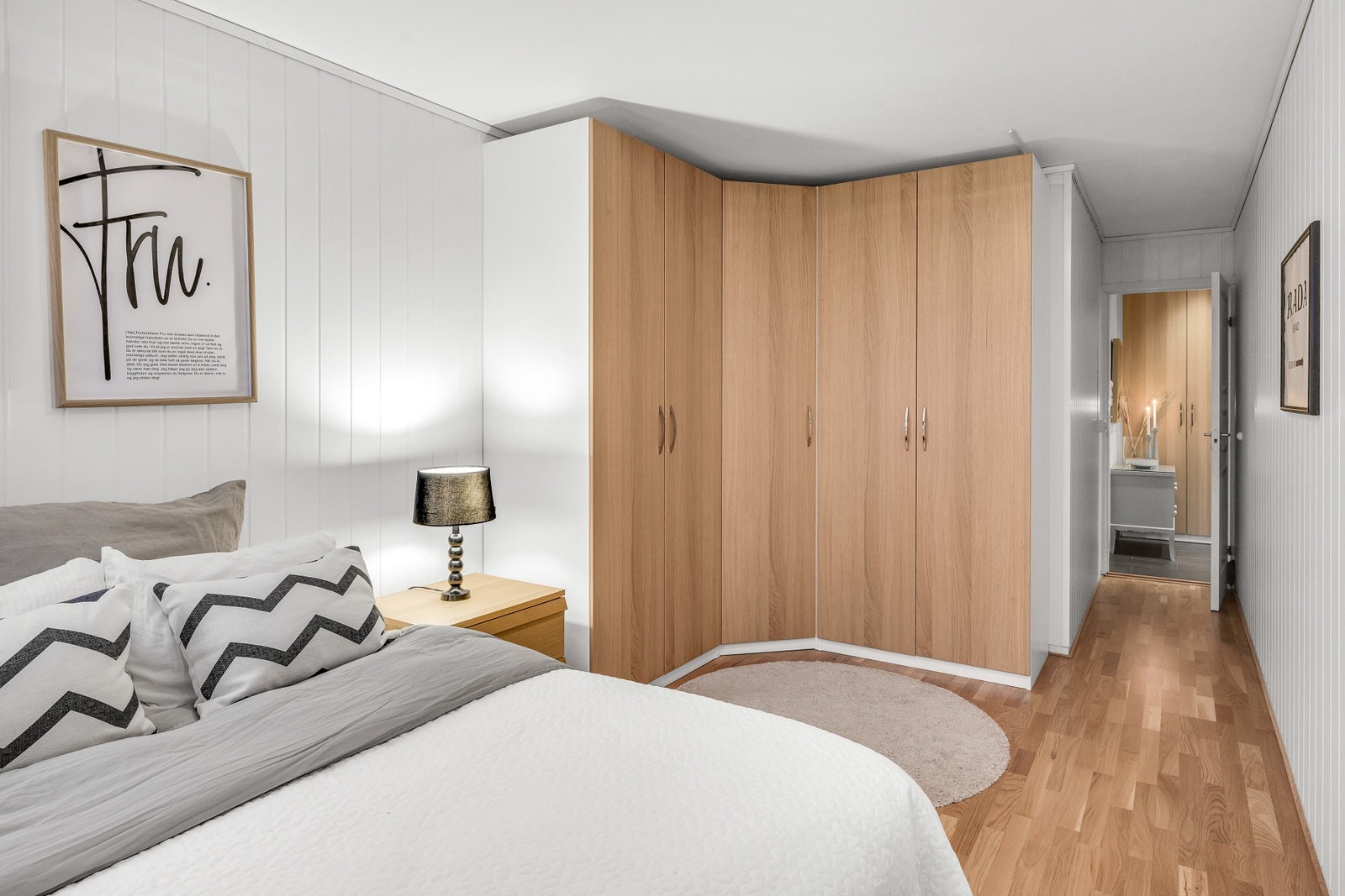 Praktisk spesialtilpasset garderobeløsning for oppbevaring av klær. Galleribilde