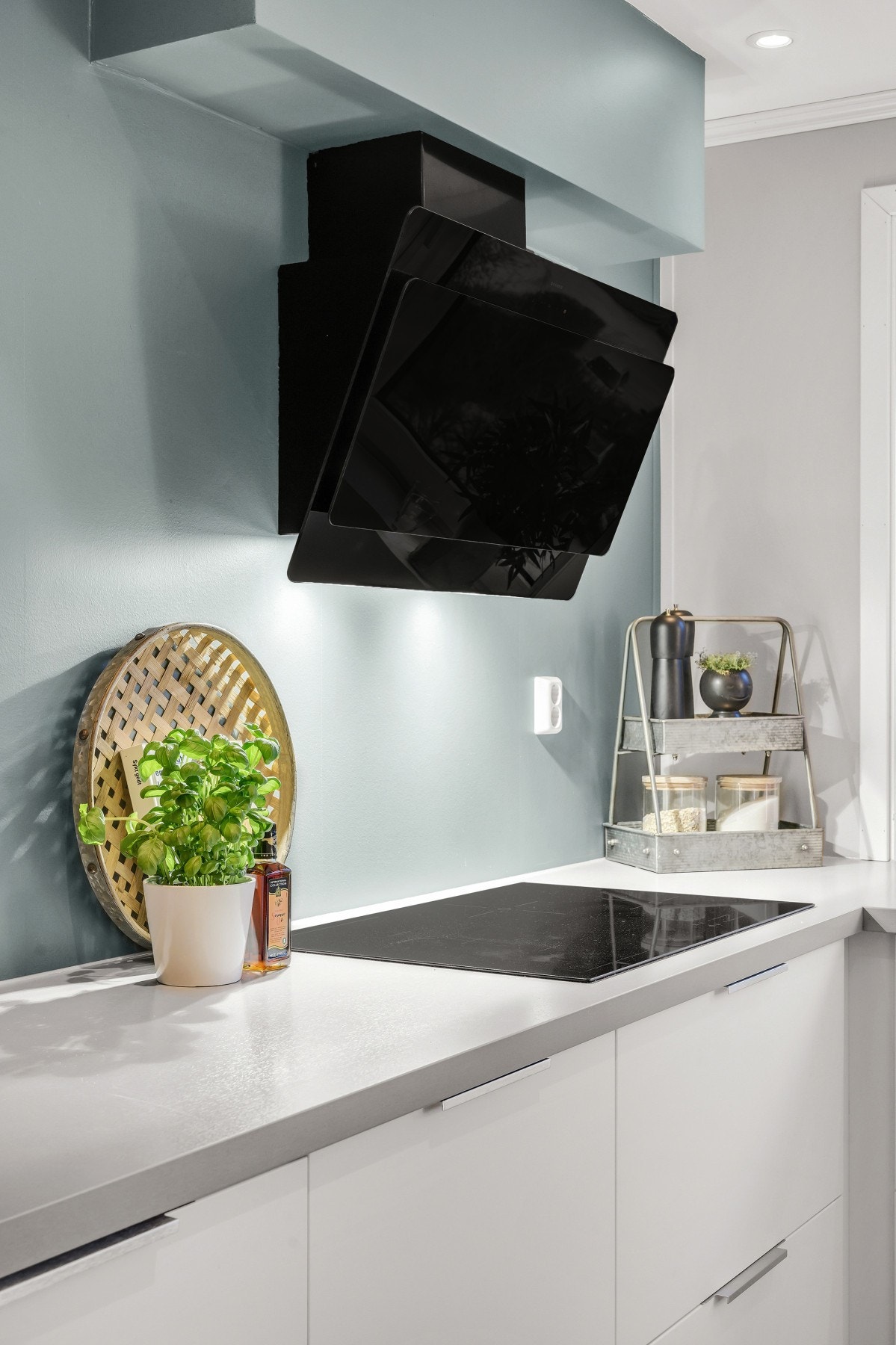 TIlstandsgrad 0 fra takstmann. Integrert platetopp, stekeovn, mikrobølgeovn, kjøl/fryseskap og oppvaskmaskin. Galleribilde