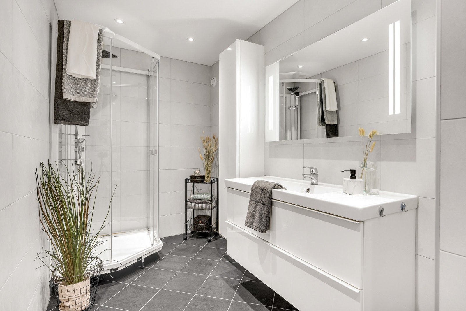 Lekkert flislagt bad fra 2013, med tilstandsgrad 1 fra takstmann. Galleribilde