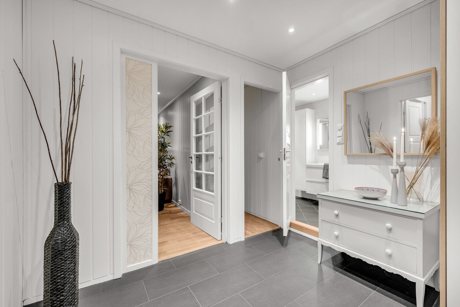 Romslig gang med god plass til oppbevaring av yttertøy, det er også 2 private boder i kjeller. Galleribilde