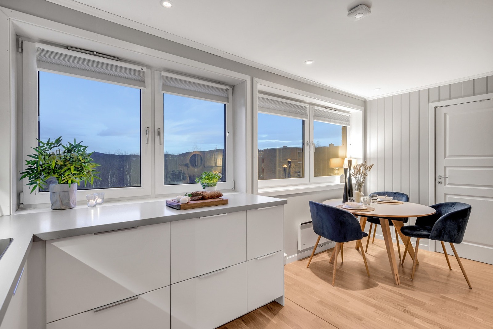 Praktisk planløsning med god plass for spisebord mellom stue og kjøkken. Galleribilde