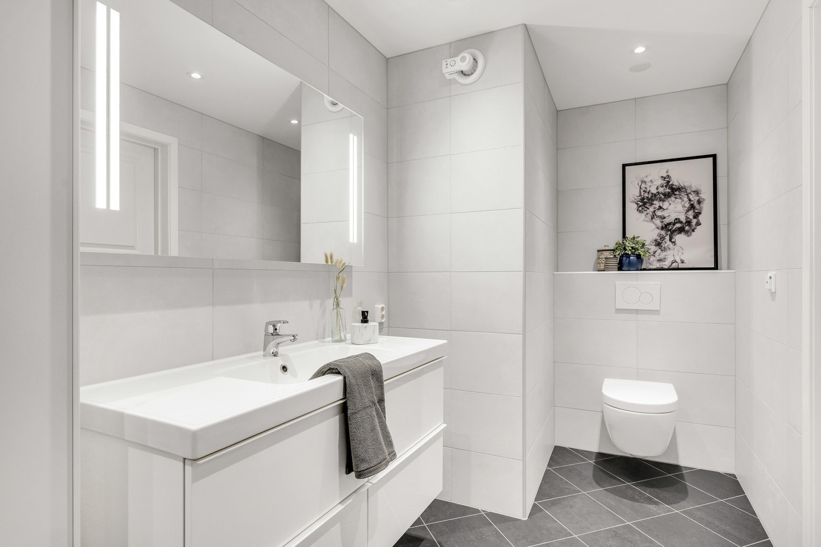 Romslig bad på ca 6,3 kvm. Varme i gulv. Galleribilde