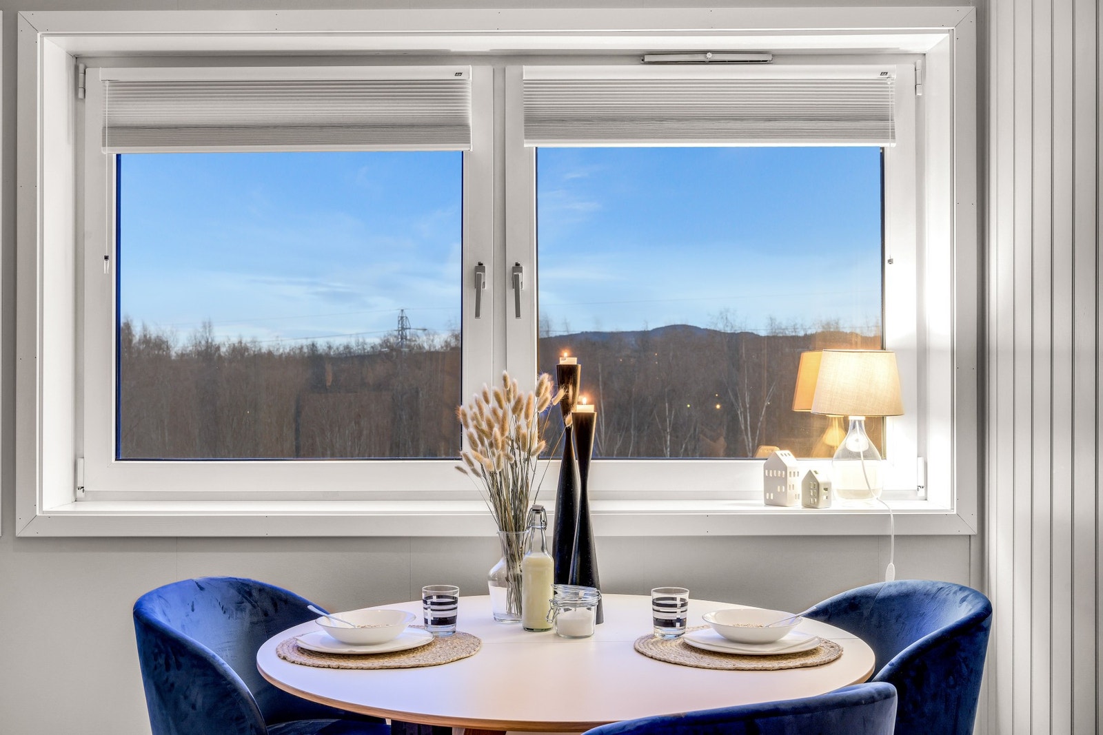 God plass til stort spisebord. Galleribilde