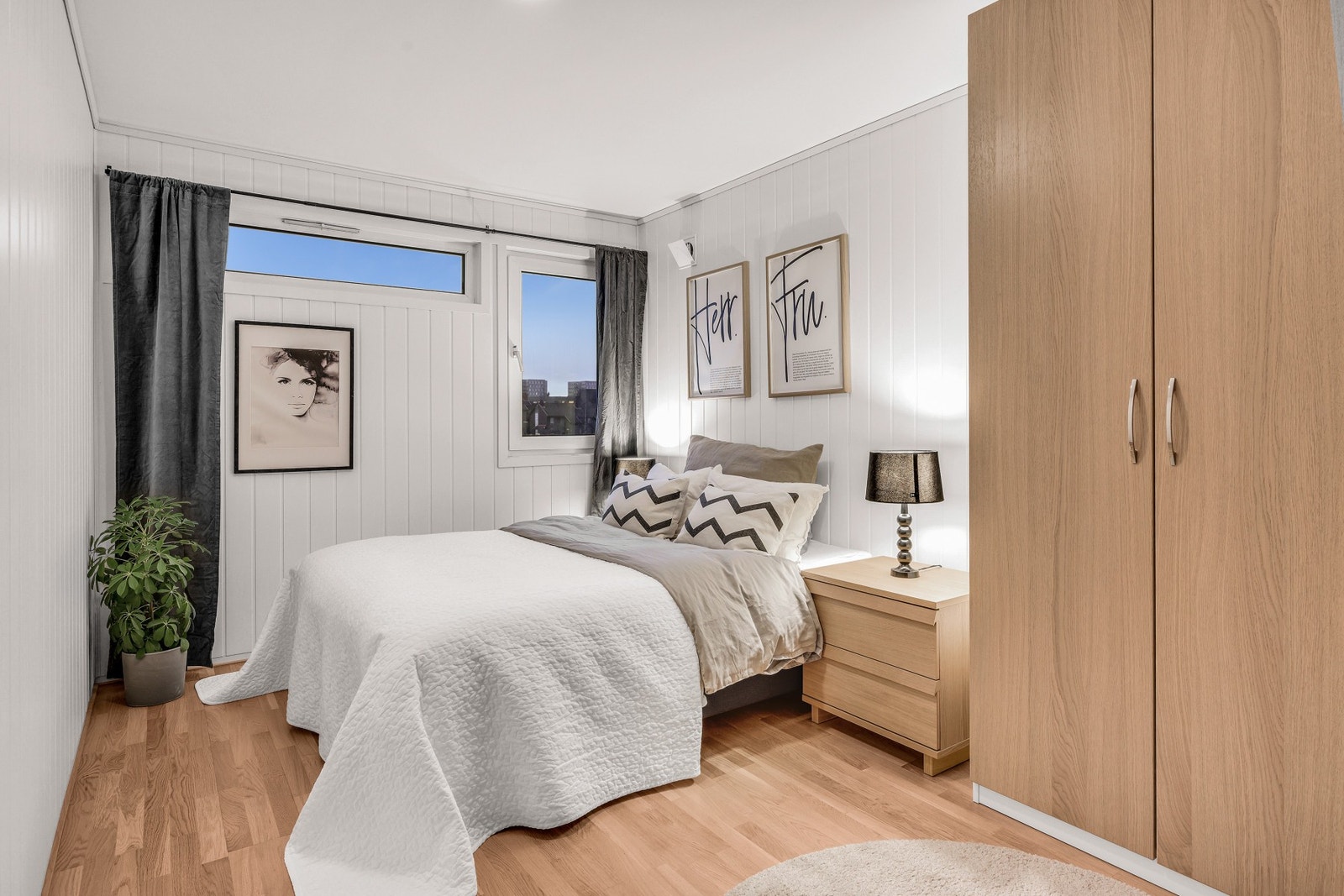 Hovedsoverom på ca 14,9kvm. God plass til dobbeltseng og nattbord. Galleribilde