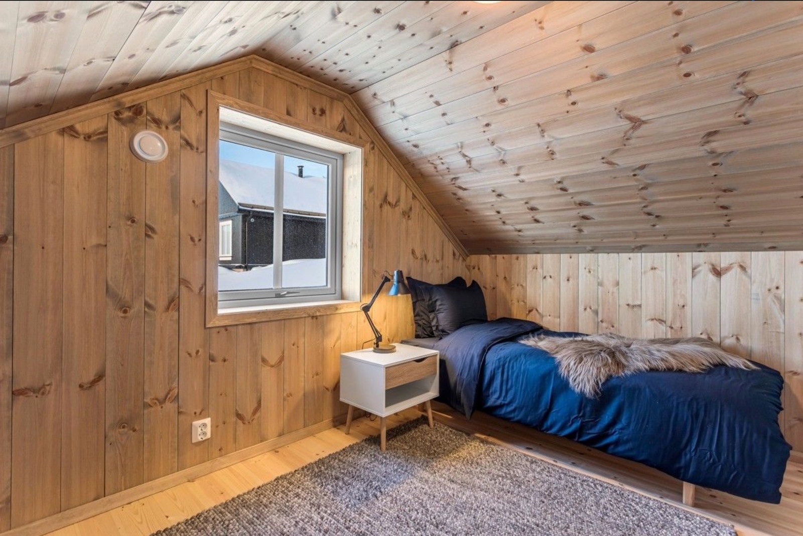 Kundetilpasset innredet hytte med ferdigbeiset panel ellers standard inndeling.
Her fra ett av to like soverom i 2. etg. Galleribilde