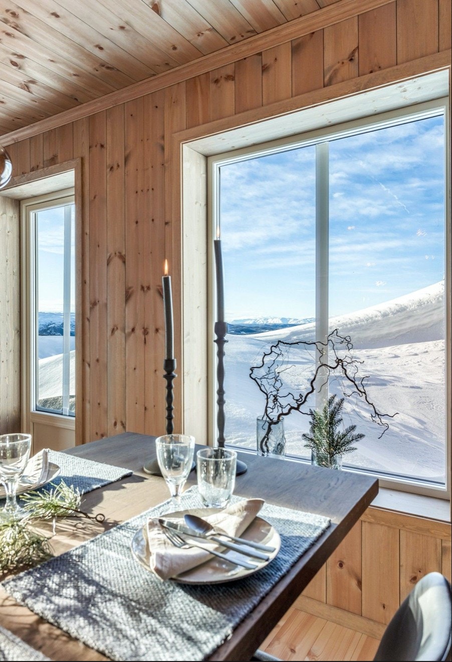 Kundetilpasset innredet hytte med ferdigbeiset panel ellers standard inndeling.
Utsikt fra spiseplassen. Galleribilde