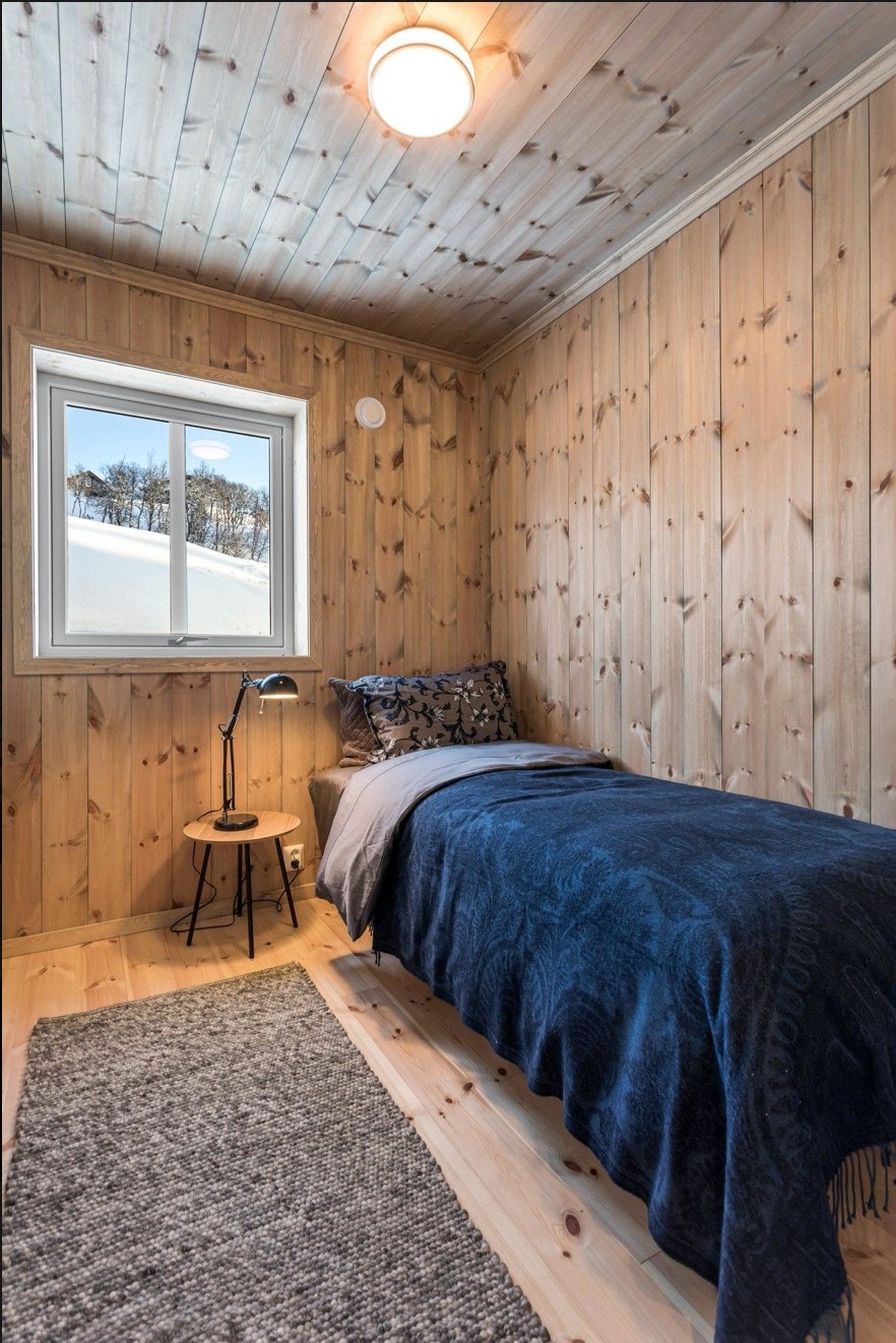 Kundetilpasset innredet hytte med ferdigbeiset panel ellers standard inndeling.
Her gjeste soverom i 1. etg. Galleribilde
