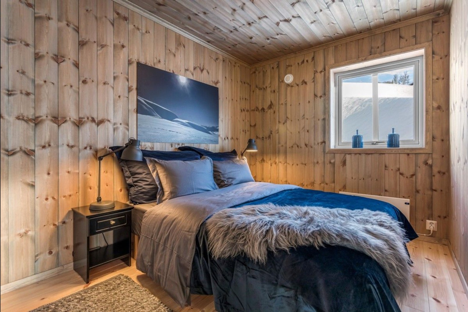 Kundetilpasset innredet hytte med ferdigbeiset panel ellers standard inndeling.
Her fra gjeste soverom i 1. etg. Galleribilde