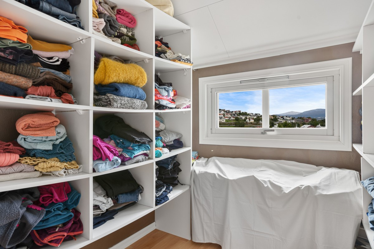 Det ene soverommet er idag brukt som kombinasjon av soverom og walk-in-closet