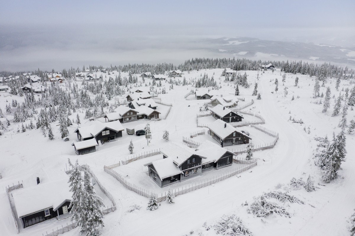 Hytta ligger idyllisk til med skiløypen rett på andre siden av veien, så her kan man spenne på seg skiene rett utenfor døren. Galleribilde