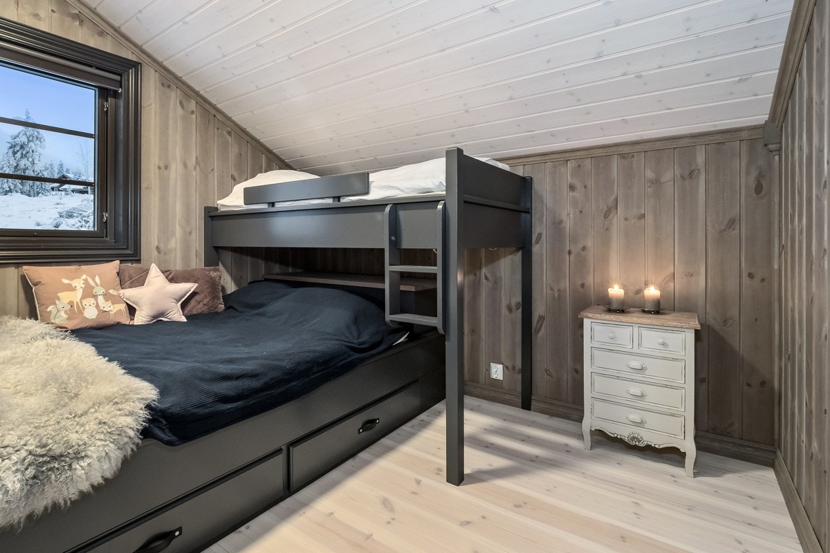Soverommene i 2. etasje er praktisk utnyttet og begge har plassbygde senger. Galleribilde