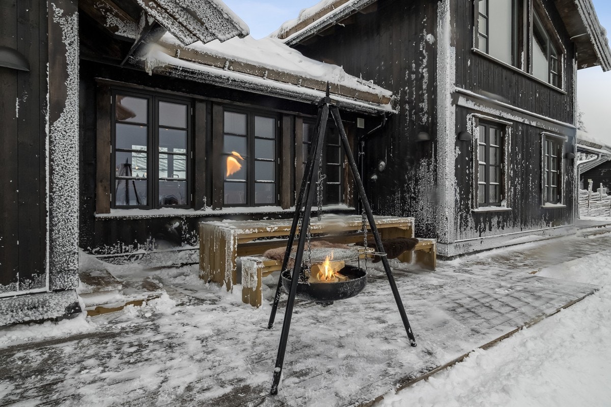 Ute på terrassen skaper bålpannen god stemning. Galleribilde