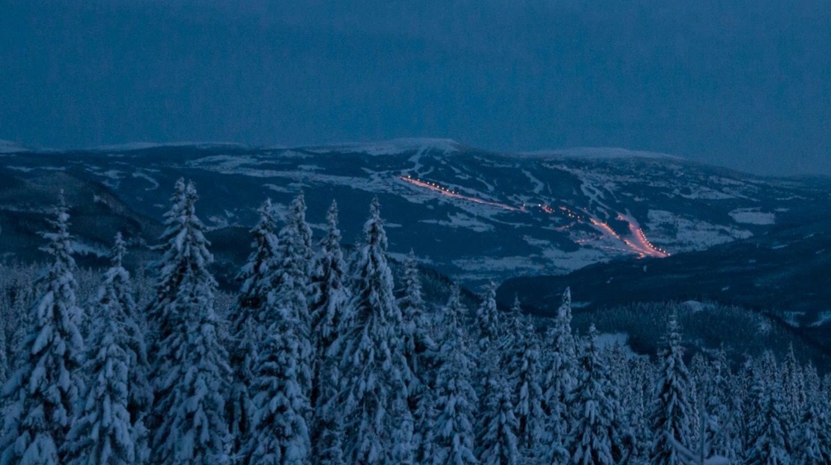 Fra hytta er det utsikt mot skibakkene på Hafjell. Galleribilde