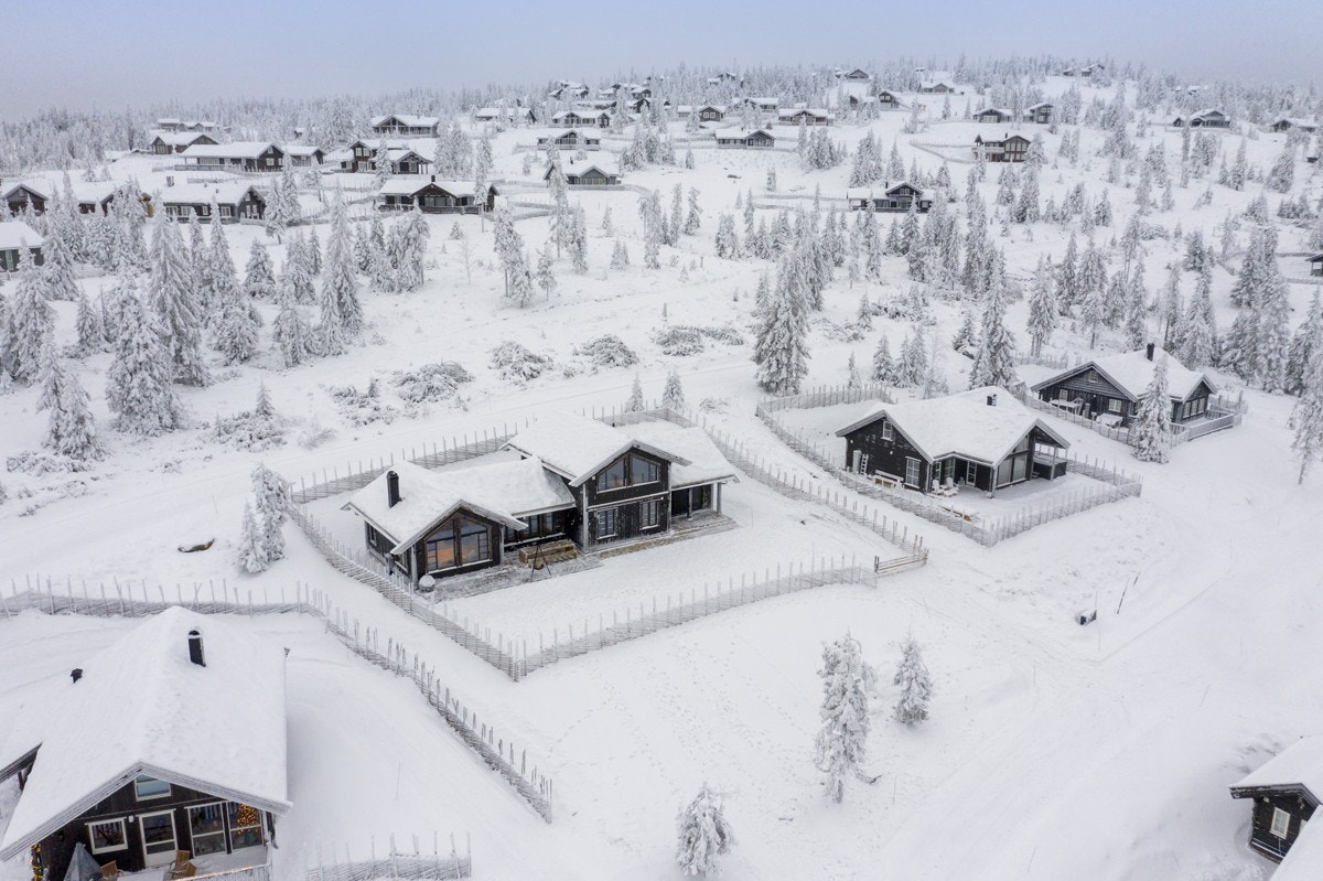 Ønsker dere å senke skuldrene og gå vinteren i møte i egen hytte? Da er Djupdalsvegen 25 noe for dere! Galleribilde
