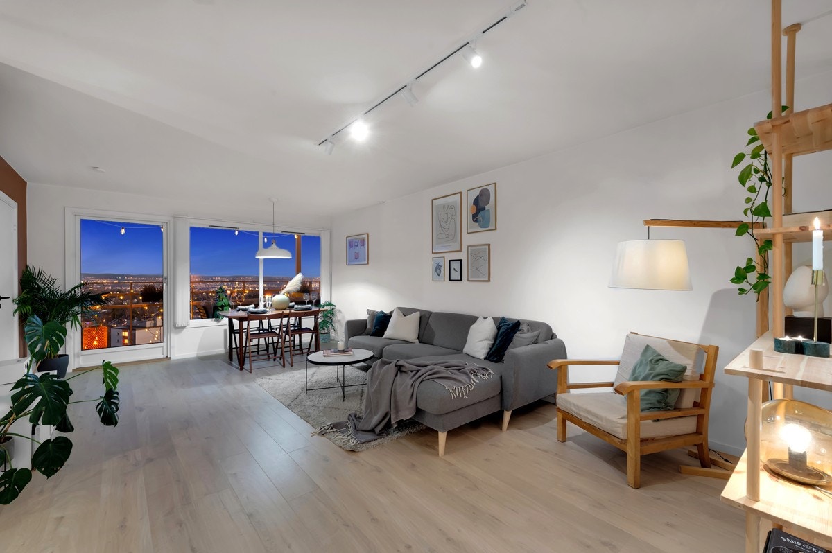 På gulvet er det hvitpigmentert eikelaminat og på veggen er det malte flater Galleribilde