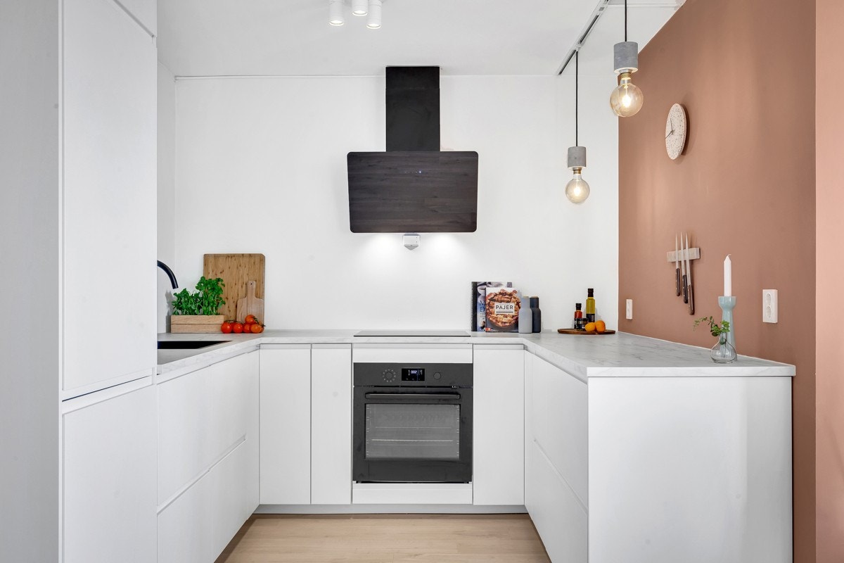 Kjøkkenet fra Ikea har god bekeplass og komfyrvakt og aquastop er installert Galleribilde