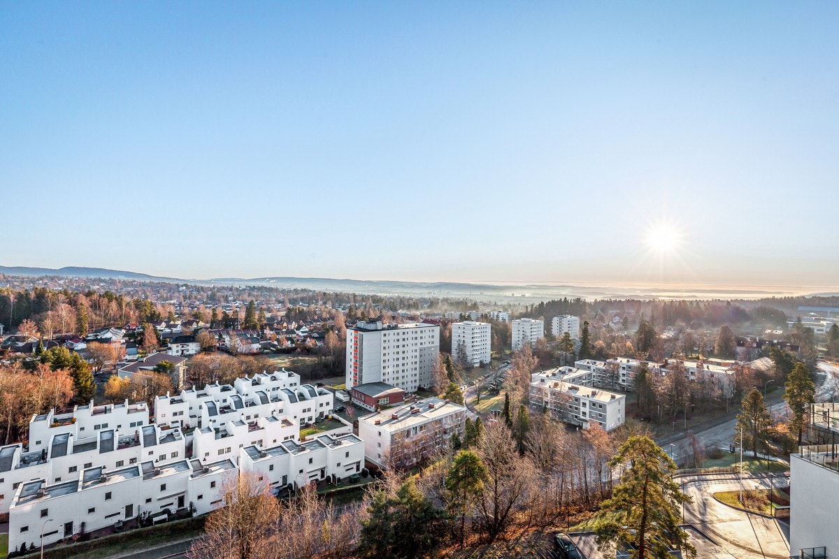 Her kan du nyte magisk utsikt over byen mot sjøen Galleribilde