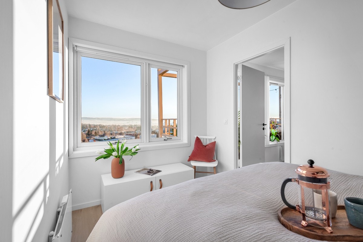 På det innbydende soverommet kan man våkne til morgensolen som lyser opp horisonten Galleribilde