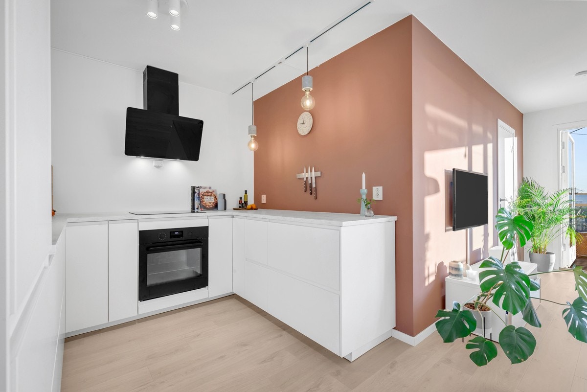 Hvitevarer som induksjonstopp, stekeovn, oppvaskmaskin og kjøl/frys er integrert Galleribilde