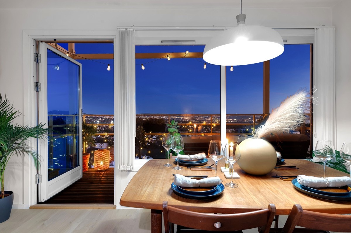 Den stemningsfulle belysningen utenfor gir en perfekt ramme for middagsselskaper om man setter spisebordet borte ved vinduet Galleribilde