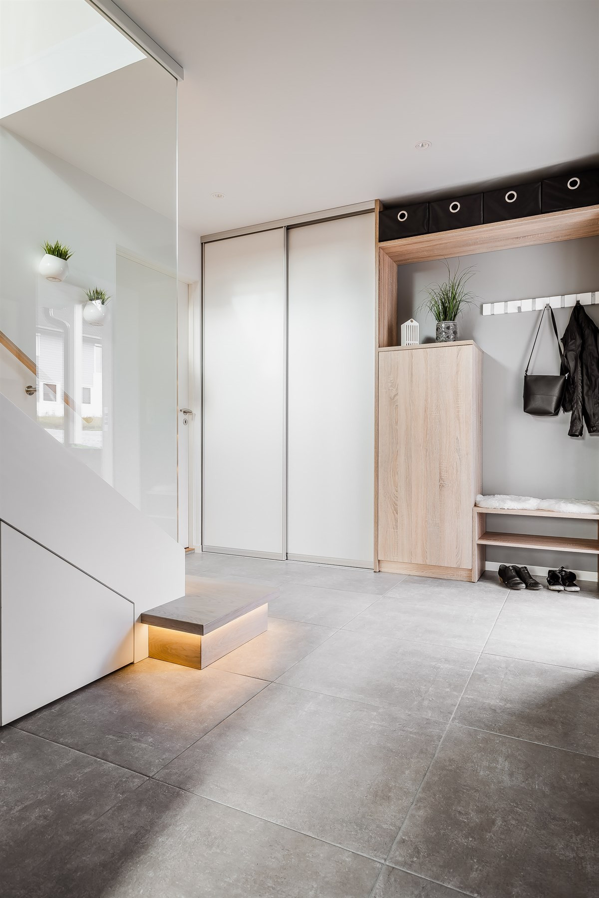 Plassbygde garderobeløsninger i entre/hall
