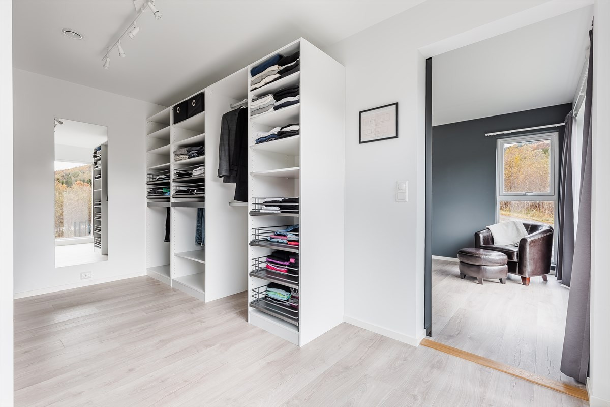 Gjennomgang via walk-in garderobe til hovedsoverom i 2. etasje