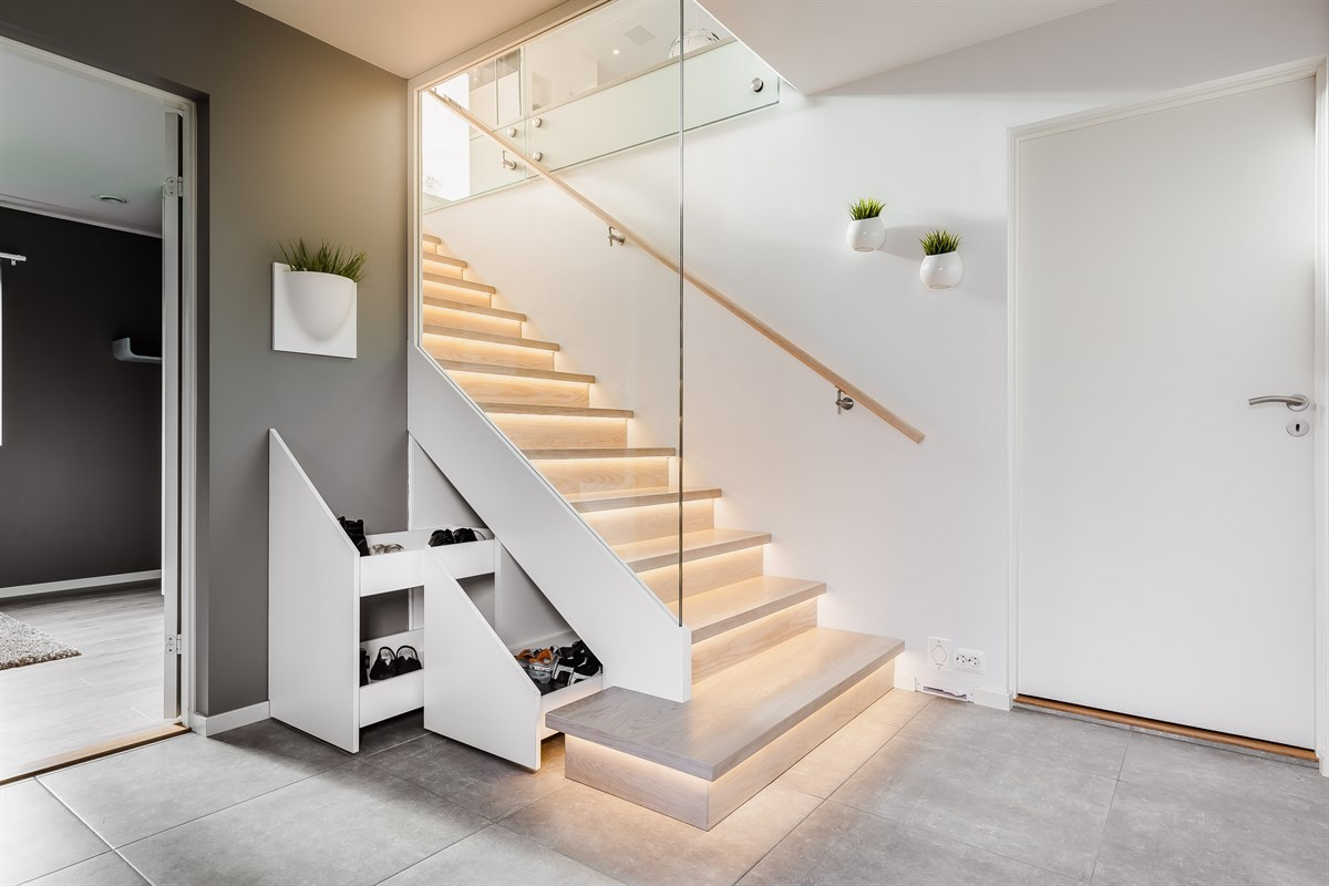 Tidsriktig materialvalg med glass, treverk og delikat belysning