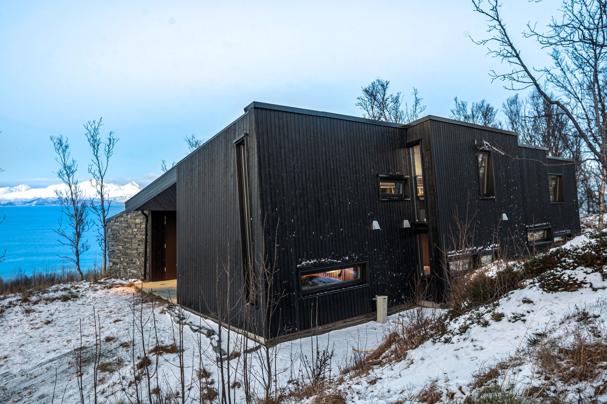 Hytta er både arktitekt- og interiørarkitekttegnet, og fremstår med svært god kvalitet både på innside og utside