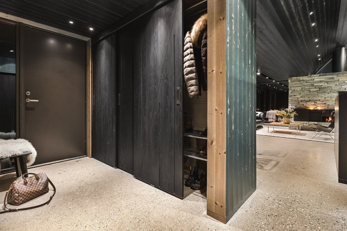 Entréen er innredet med en praktisk skyvedørsgarderobe for oppbevaring.