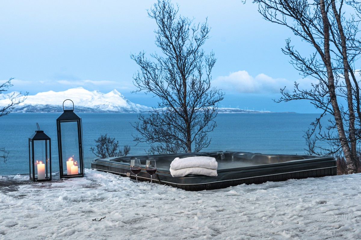 Tilknyttet terrassen er det en jaquzzi - her kan man nyte det gode liv til fantastisk utsikt!