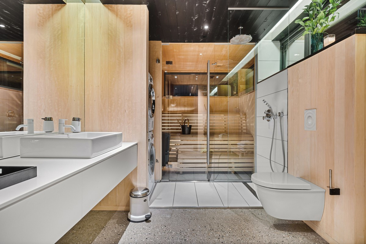 Badet er delt opp i 3 soner - badstue, dusjsone og toalett/servant