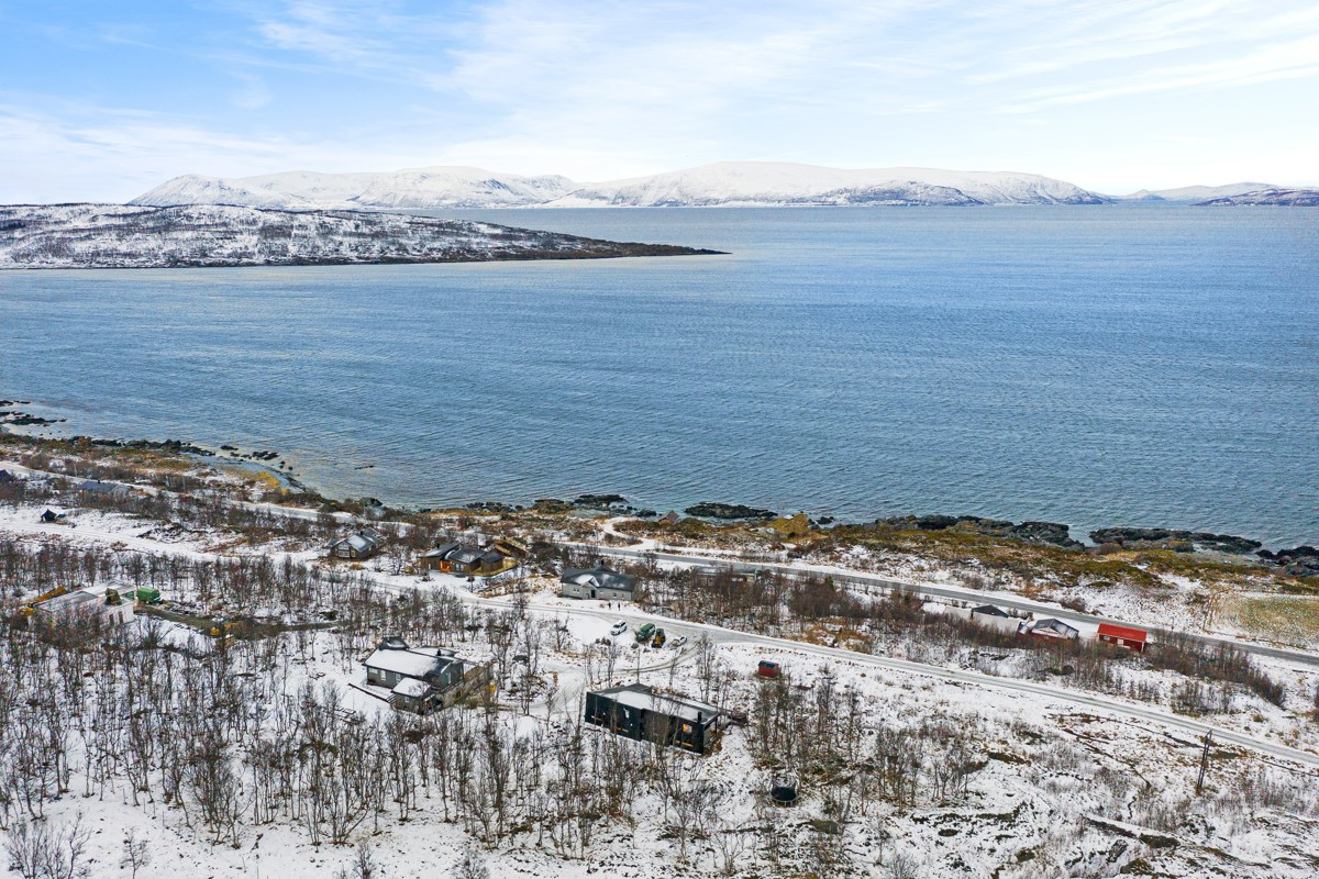 Hytta ligger i naturskjønne omgivelser med kort vei til både sjø og fjell