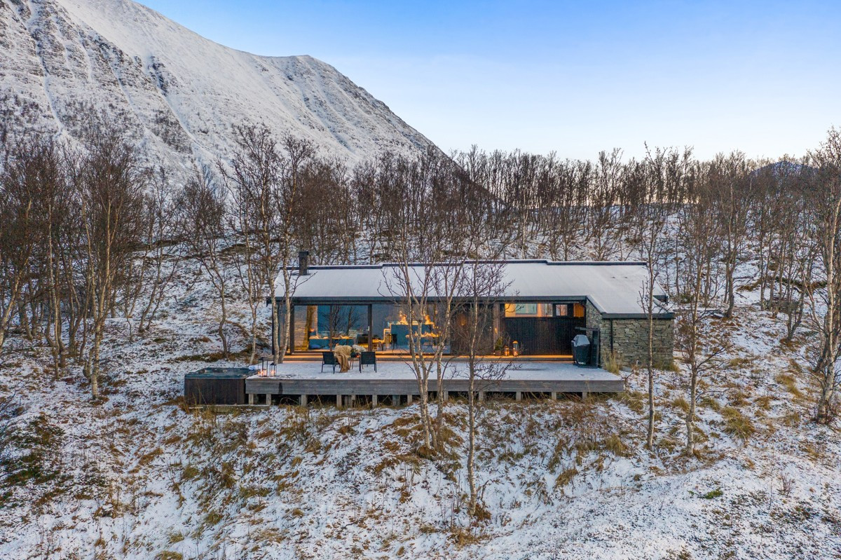 Hytta glir fint inn og finner sin naturlig plass i terrenget
