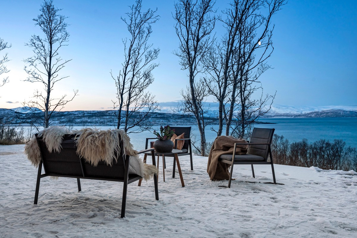 Fra terrassen er det nydelig utsikt mot fjord og fjell !