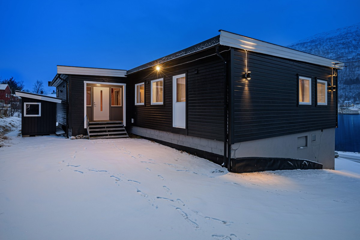 Fasade - det er etablert godt med parkeringsplasser på oversiden av boligen