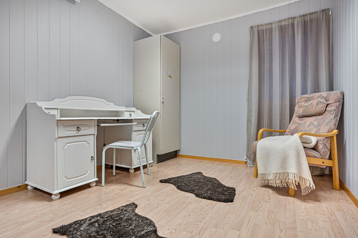 Idag er et av soverommene møblert som kontor
