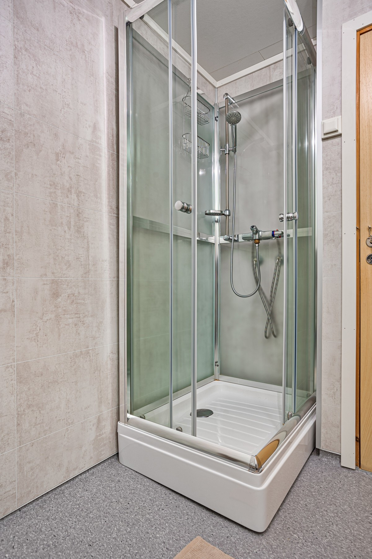 Badet i 1.etasje ble oppgradert i 2019. Her er det varmekabler i gulv