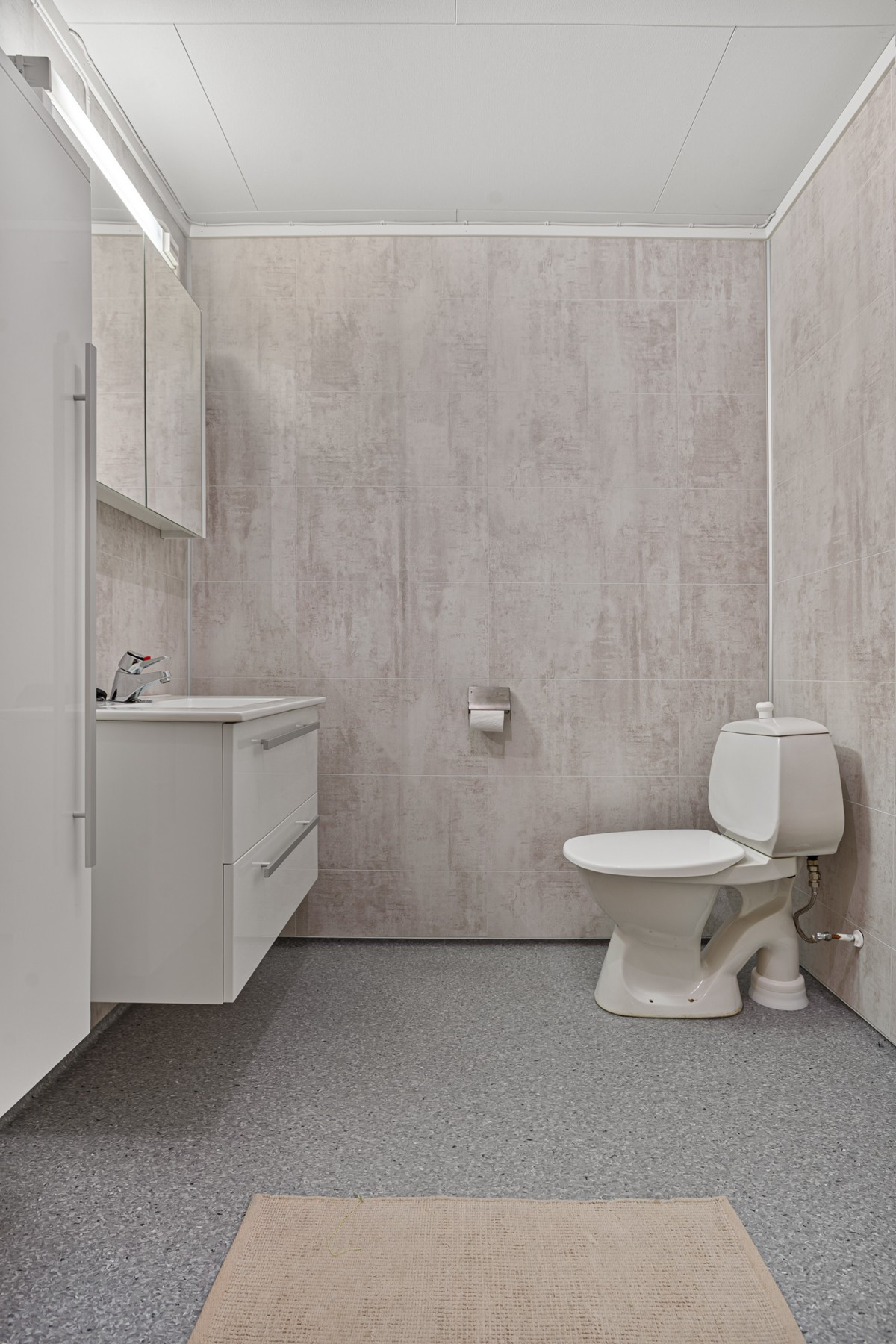 Badet i 1.etasje ble oppgradert i 2019. Her er det varmekabler i gulv.