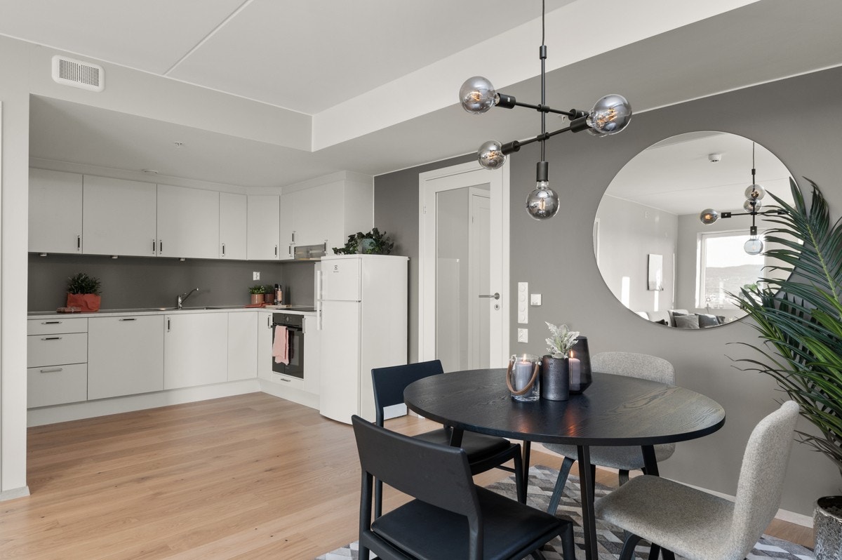 - Pen, moderne innredning fra 2019 med hvite, glatte fronter og god skap- og benkeplass - Galleribilde