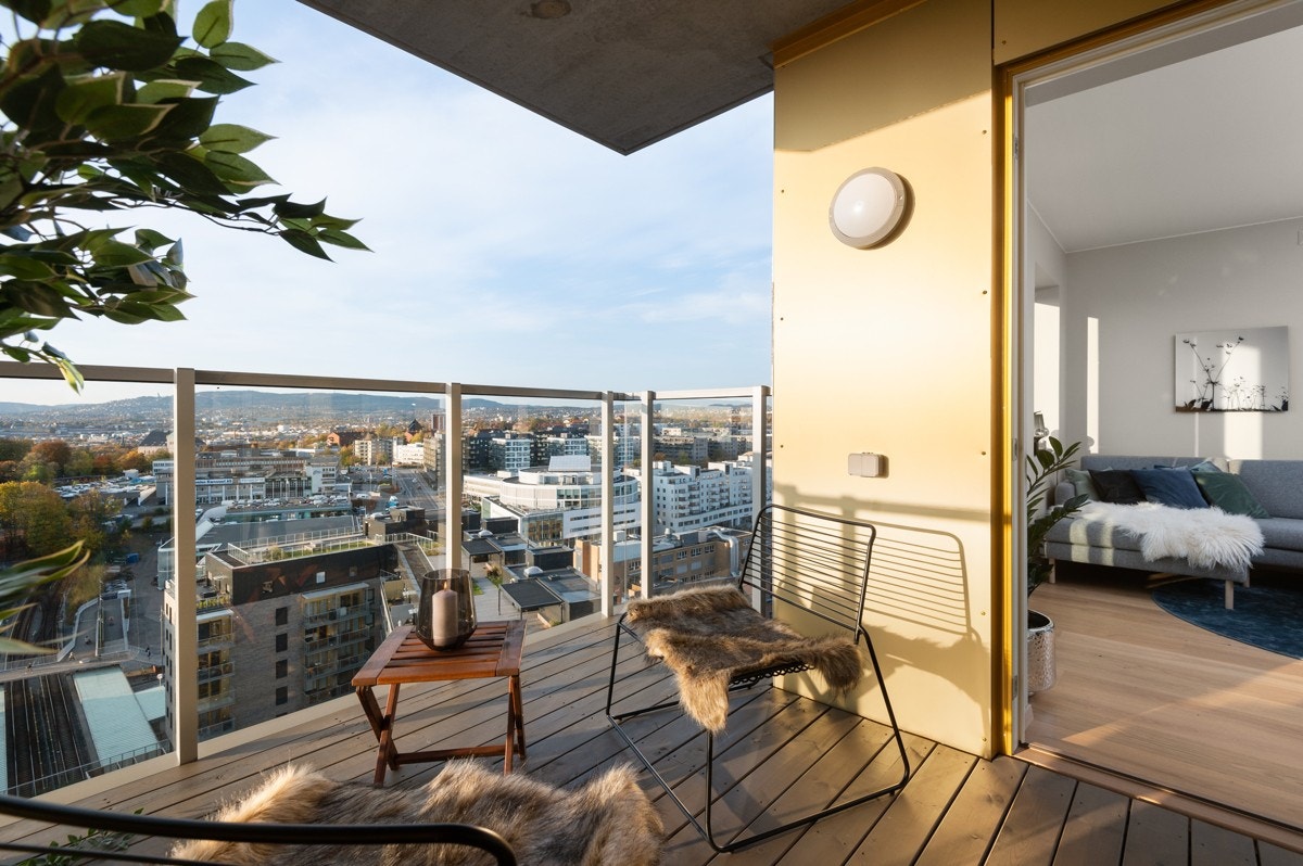 - Balkongen har god plass til sittegruppe, beplanting og grill - Galleribilde