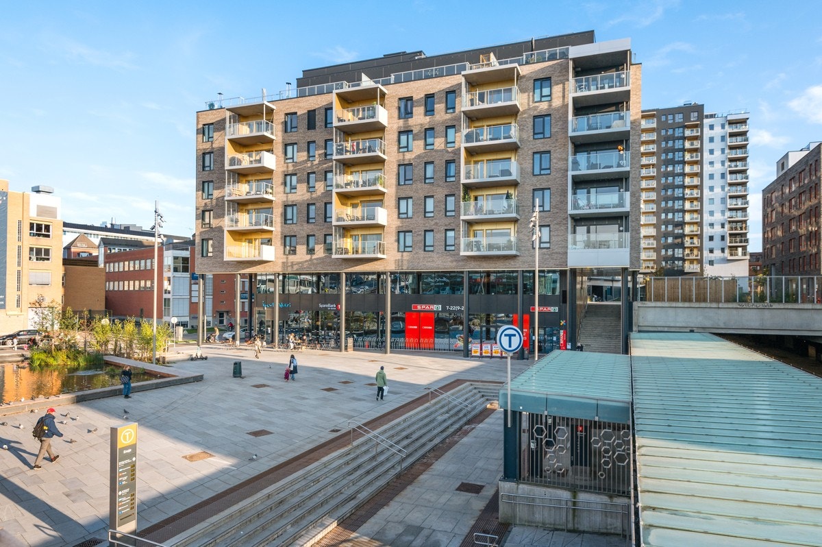 - På Ensjø torg finner man matbutikk, kaféer, apotek mm - Galleribilde