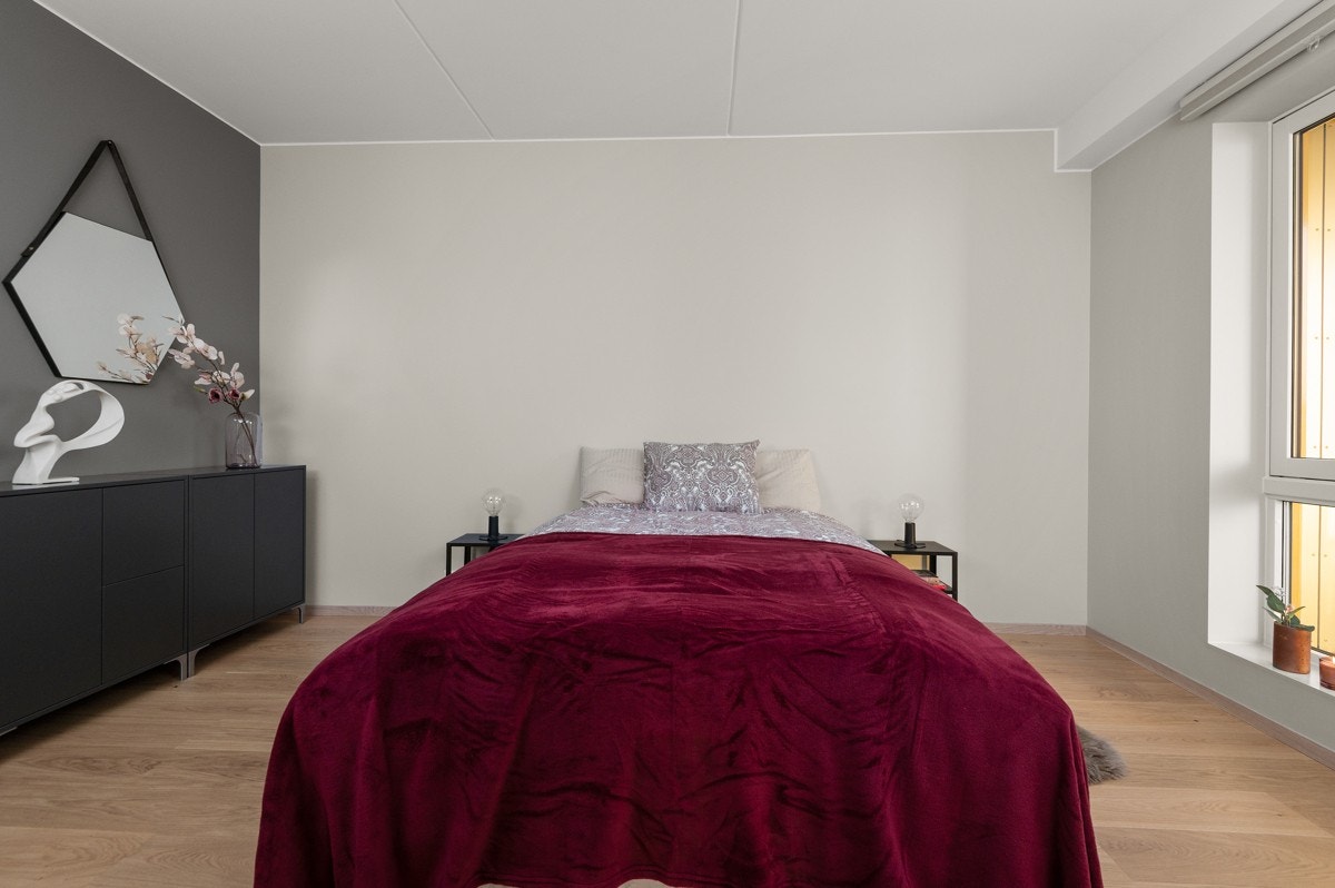- Soverom 1 har god plass til dobbeltseng, nattbord og kommode - Galleribilde