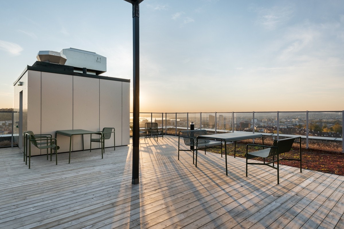 - Felles takterrasse for beboerne med flere sittegrupper - Galleribilde