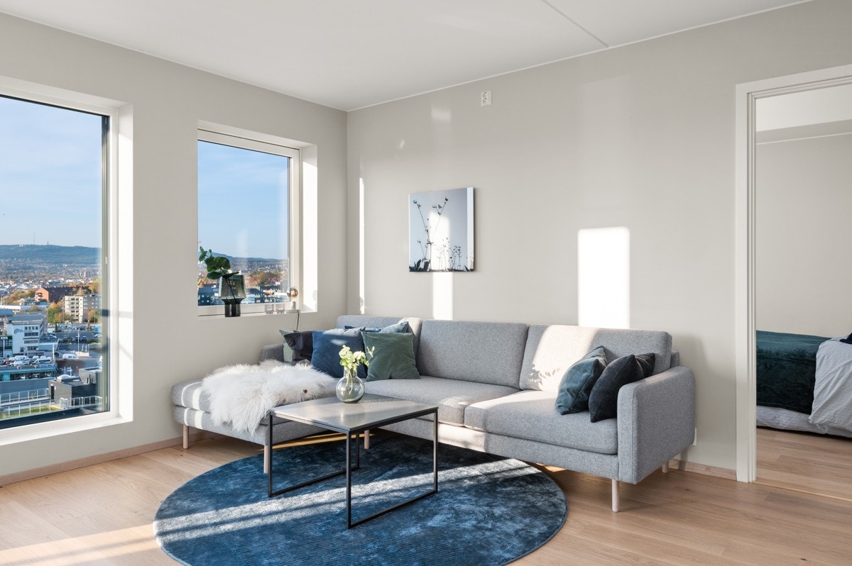 - Romslig stue med god plass til sittegruppe, spisebord, bokhylle og reol - Galleribilde