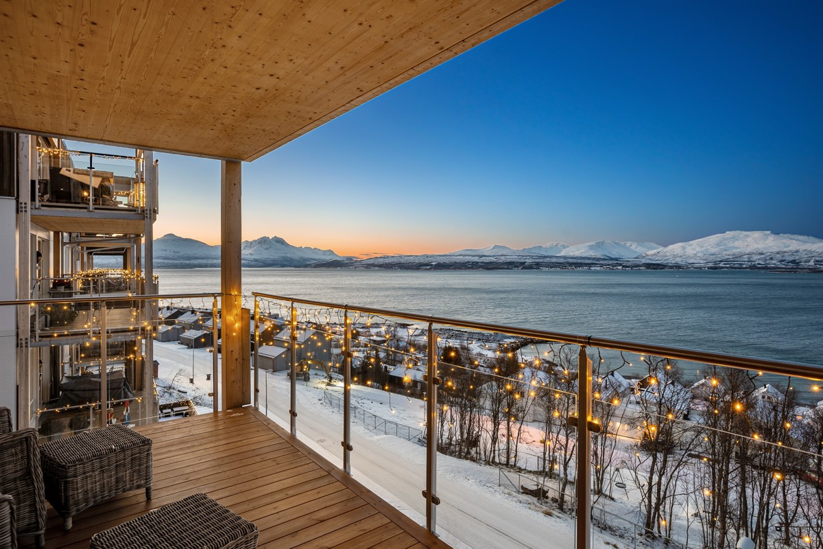 Boligen ligger høyt i terrenget og innhar en fantastisk utsikt mot Tromsøya og innseilingen!